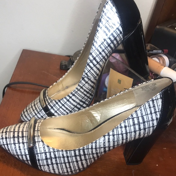 Black and white heels - Picture 2 of 8